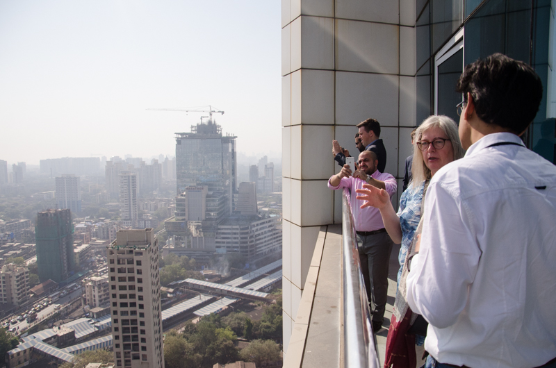 Mellem de mange pitchmøder blev der også tid til at nyde udsigten over millionbyen Mumbai.