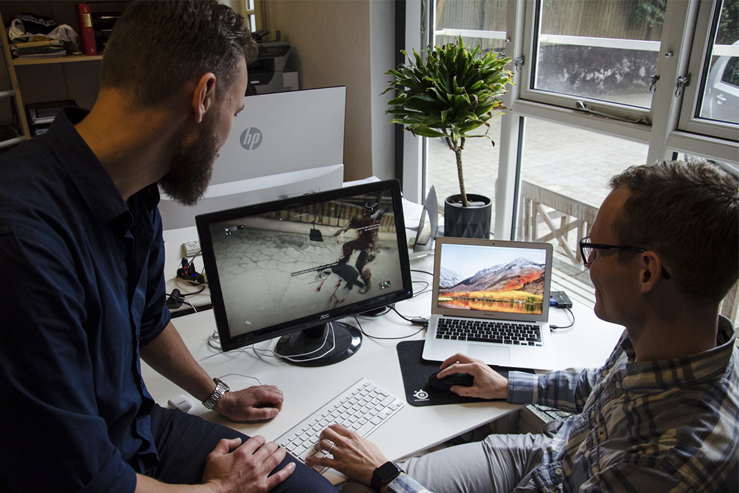 Rune Dalton og Christian Lykke spiller Dying Light fra en MacBook Air gennem Snoost.