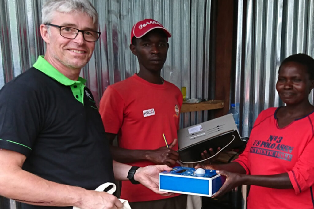 Steen Kramer Jensen under et besøg i Kenya, hvor PP-Powers batteripakker blev testet på en landsby.