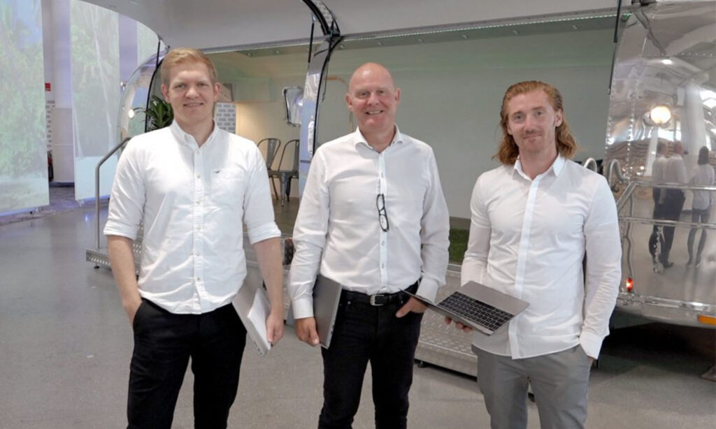 Tre teammedllemmerne i Onomondo: (fra venstre) Michael Karlsen, CEO & co-founder, Steen Boas Andersen, Chief Sales Officer og Partner samt Henrik Aagaard, CTO og co-founder.