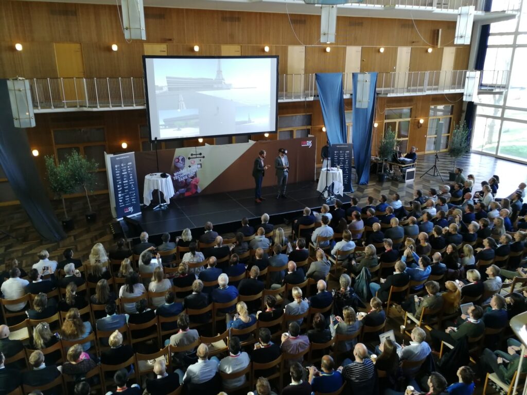 Borgmester Jacob Bundsgaard på scenen under åbningen af årets Internet Week Denmark.
