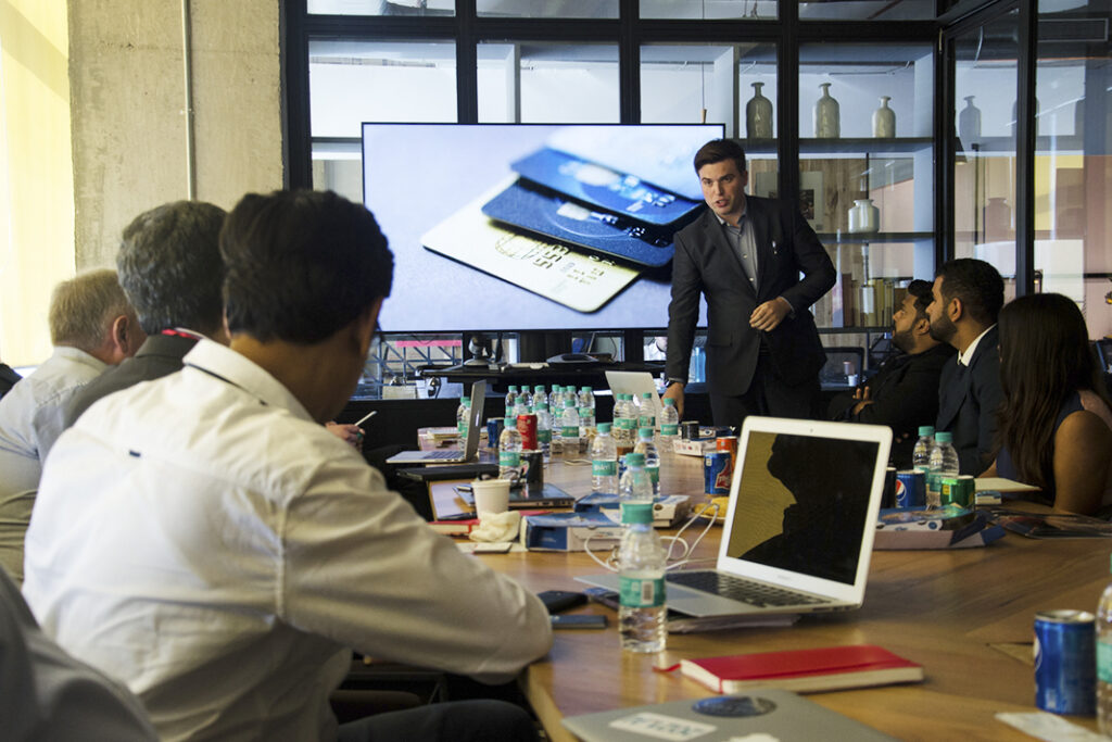 Philip Kalvåg, Head of Product Partnerships i Yourpay, til en af de mange pitches foran indiske virksomheder under Fintech Mission.