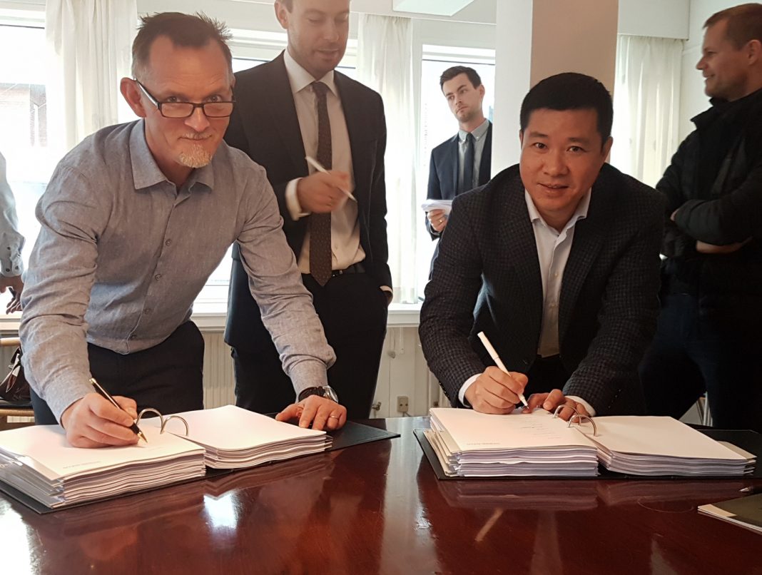 Preben Hjørnet founder af Blue Workforce underskriver investeringsaftalen med Mr. Wuang.