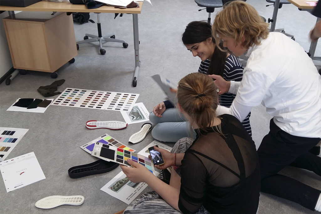 Skoleelever designer og sælger sko
